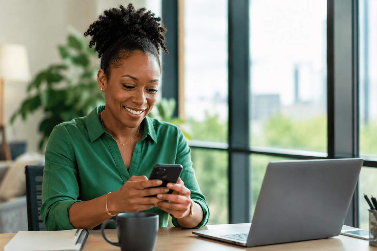 Cliente faisant une demande de micro prêt depuis son téléphone